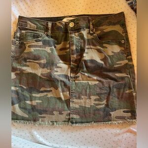Forever 21 Los Angeles Super cute camo, jean mini skirt